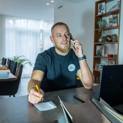 Interieur Wrapping medewerker bespreekt prijsindicatie met klant