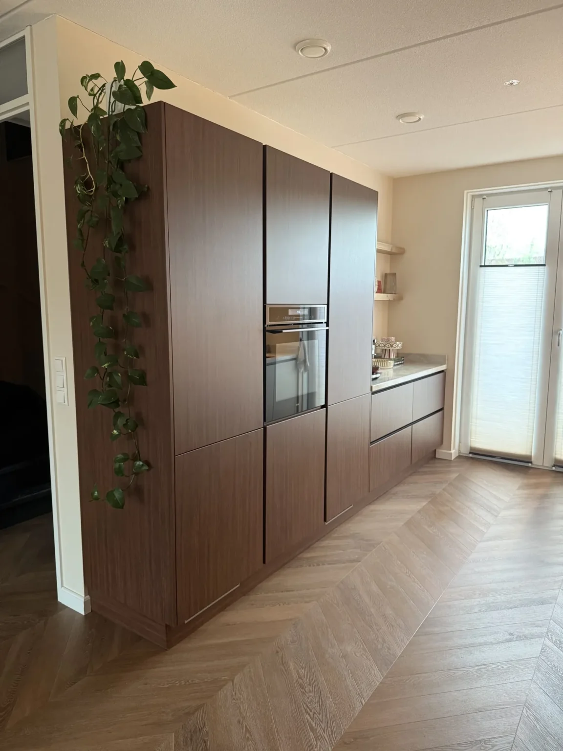 Kastenwand gewrapt in donkere houtlook