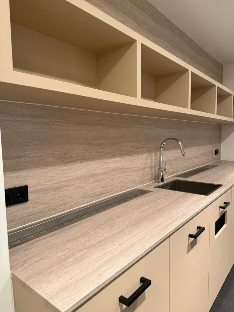 Keuken achterwand in steenlook na het wrappen