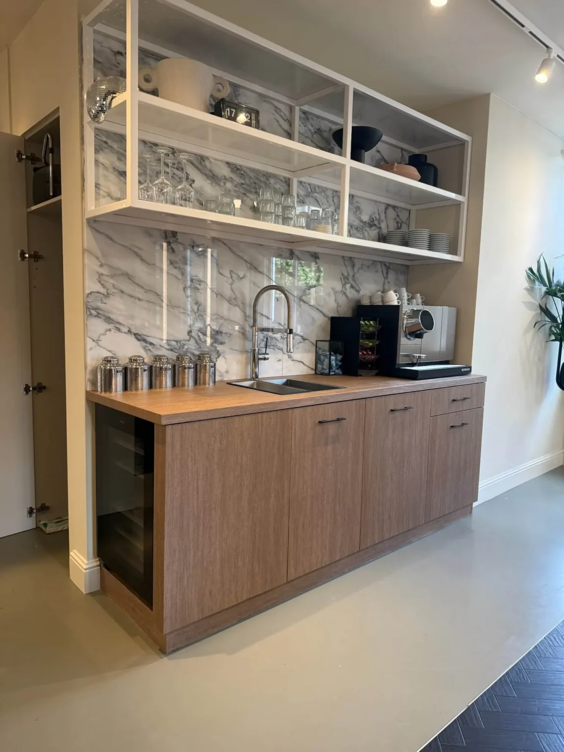 Gewrapte pantry met houtlook kastjes in een bedrijfsruimte